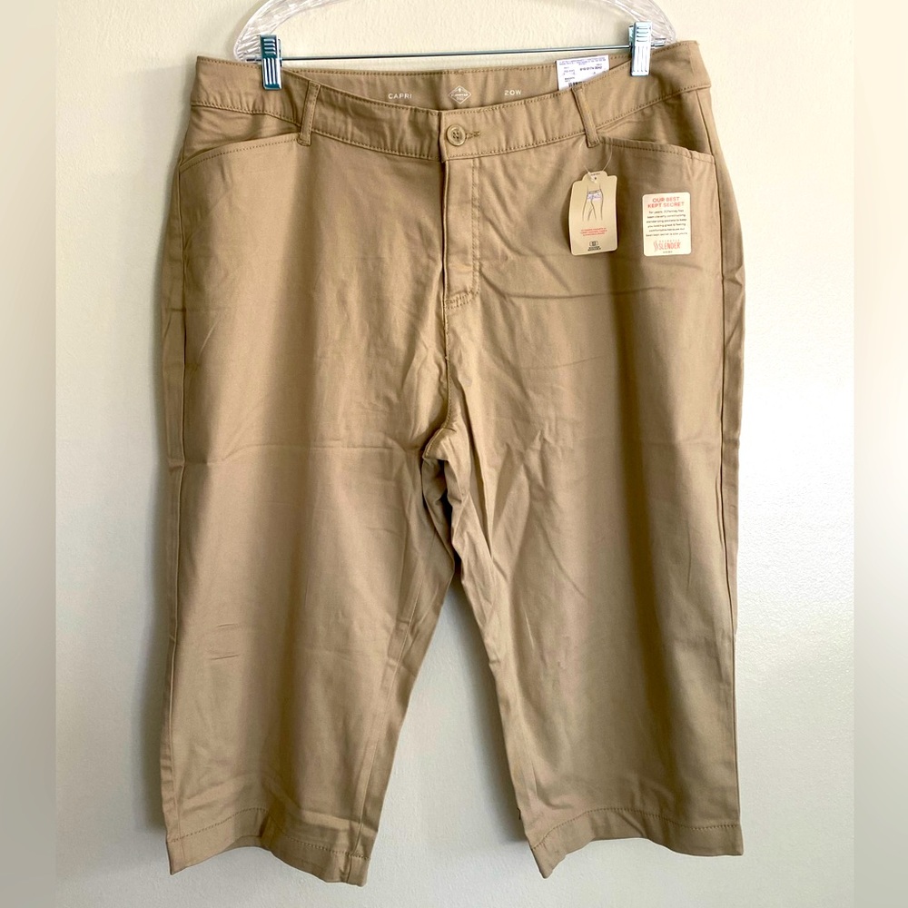 ST. JOHN’S BAY - Women’s Mid Rise Capri Pants - Biscotti Tan - Size 20W -NEW